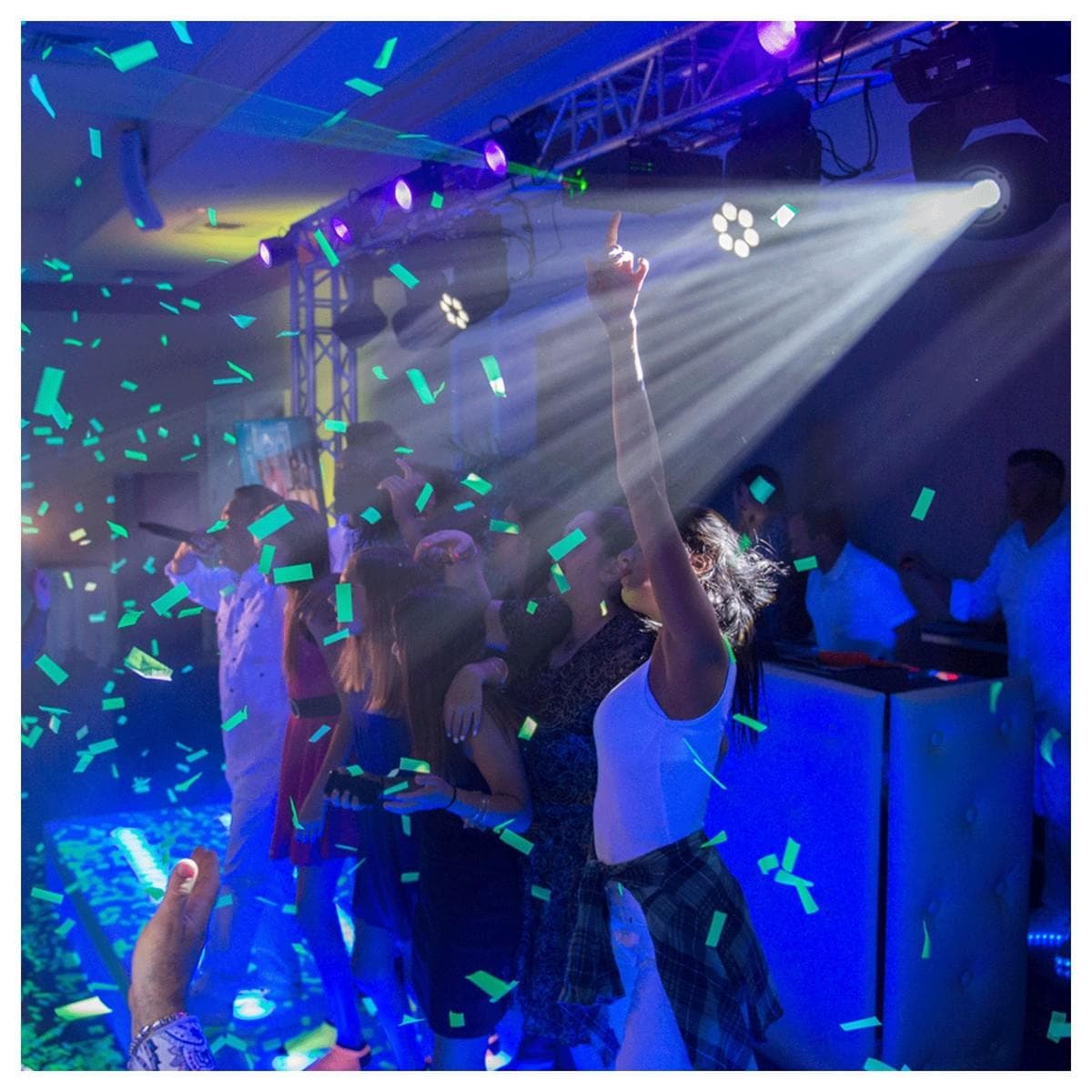 Publikum danser under scenelys og konfetti på konsert