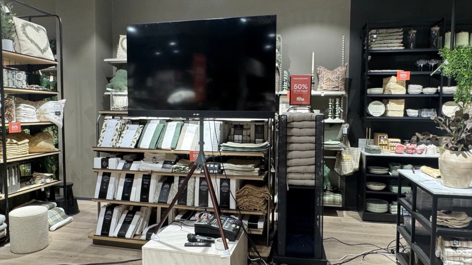 TV TV med gulvstativ 1 stk (55" tv, med frittstående gulvstativ)