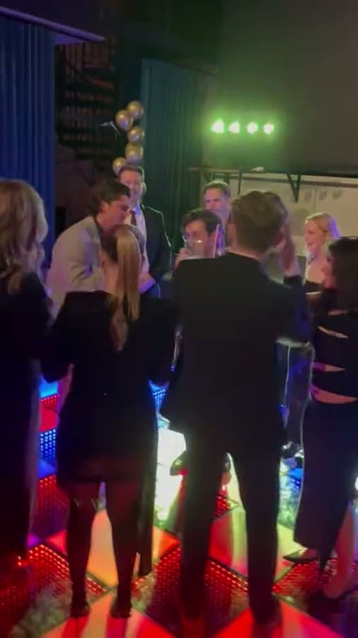 Lysende dansegulv på fest, klipp 6